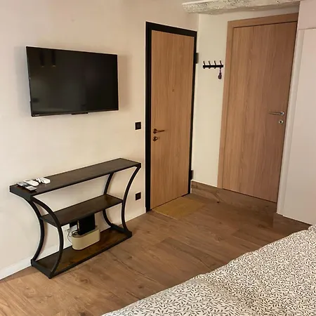 Refurbished In The Old Town, Steps From The *