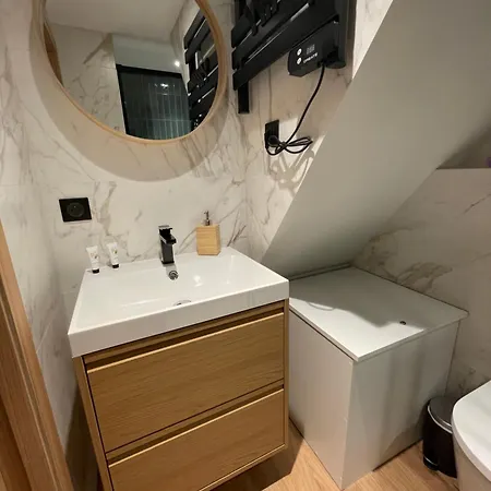 Refurbished In The Old Town, Steps From The Menton