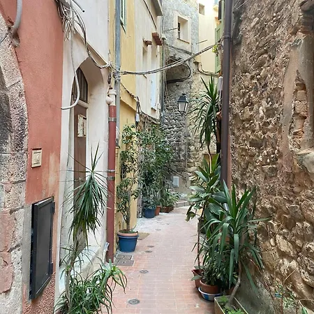 Lejlighed Refurbished In The Old Town, Steps From The