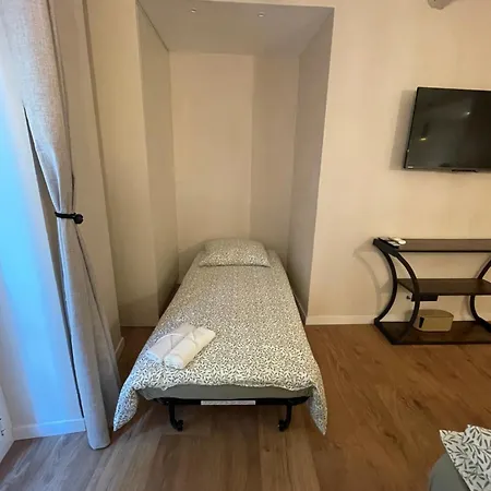 Refurbished In The Old Town, Steps From The Lejlighed Menton