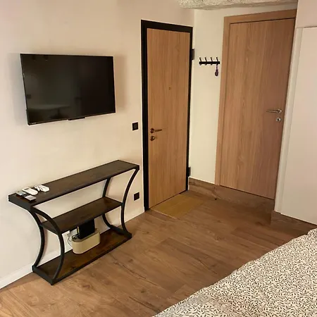 Refurbished In The Old Town, Steps From The *